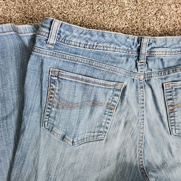 Charter Club Jeans Classic Fit Size Womens 10 Light Wash Denim 5-Pocket - Picture 2 of 8